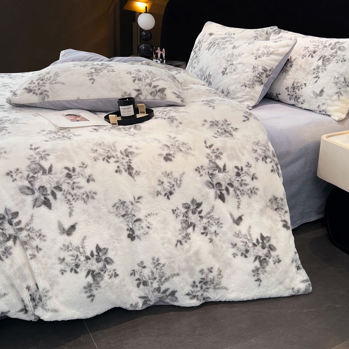 91家纺网 家纺一手货源 找家纺 悦织语 2025新款高克重加厚轻奢獭兔毛美拉德风四件套 兔毛-繁花