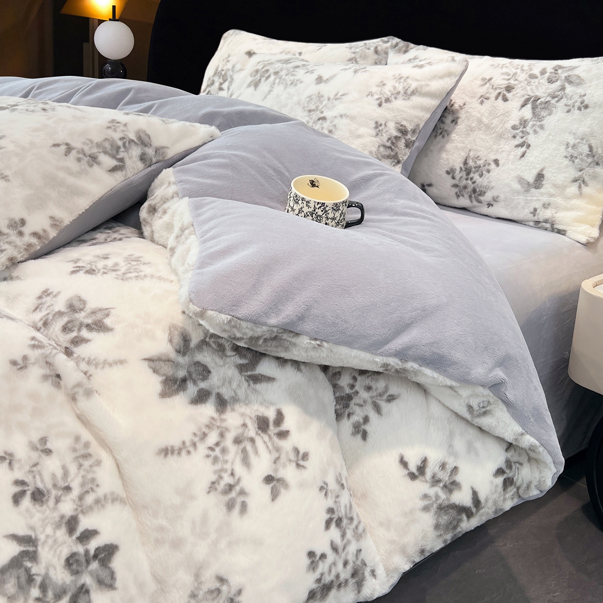 91家纺网 家纺一手货源 找家纺 悦织语 2025新款高克重加厚轻奢獭兔毛美拉德风四件套 兔毛-繁花