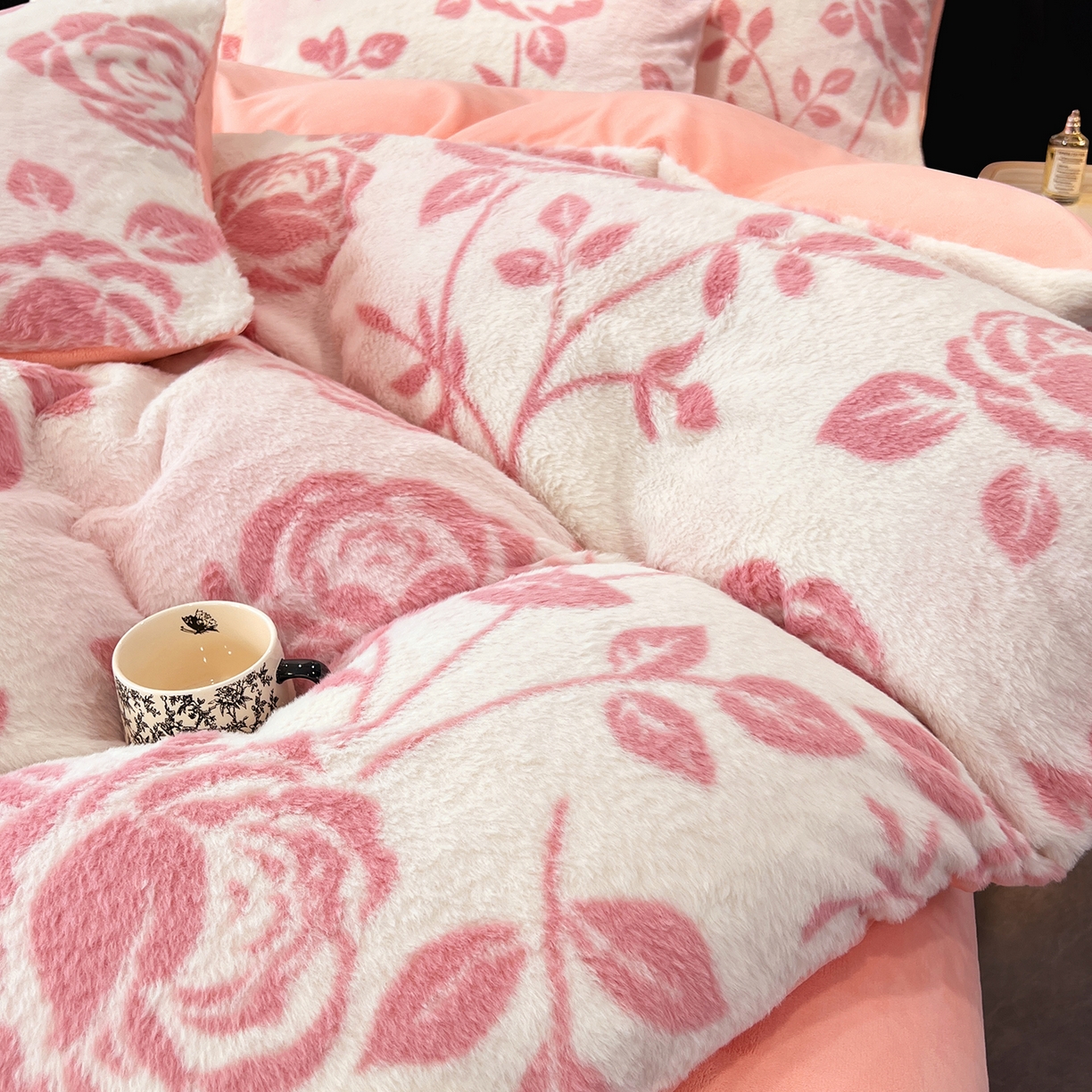 91家纺网 家纺一手货源 找家纺 悦织语 2025新款高克重加厚轻奢獭兔毛美拉德风四件套 兔毛-粉蔷薇