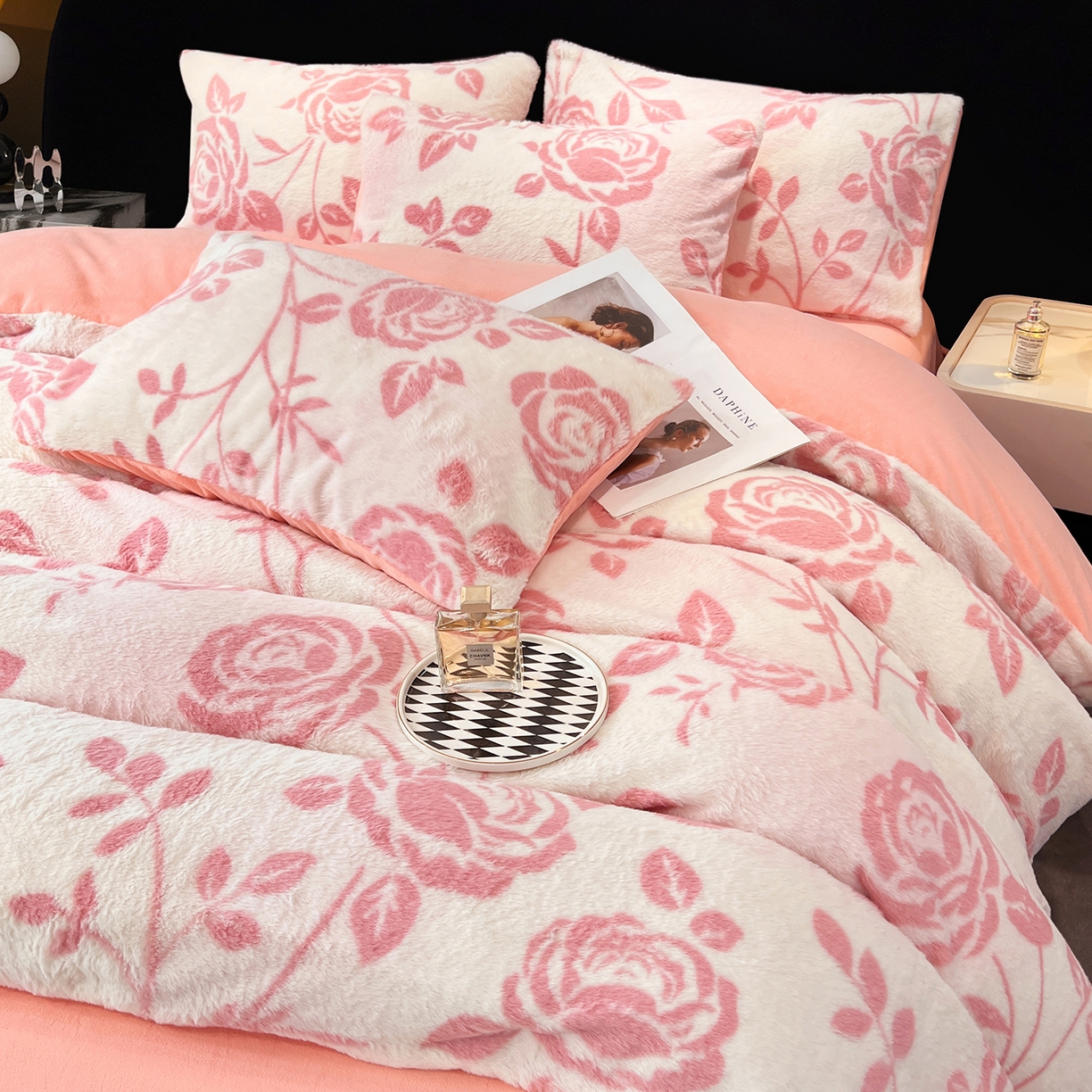 91家纺网 家纺一手货源 找家纺 悦织语 2025新款高克重加厚轻奢獭兔毛美拉德风四件套 兔毛-粉蔷薇