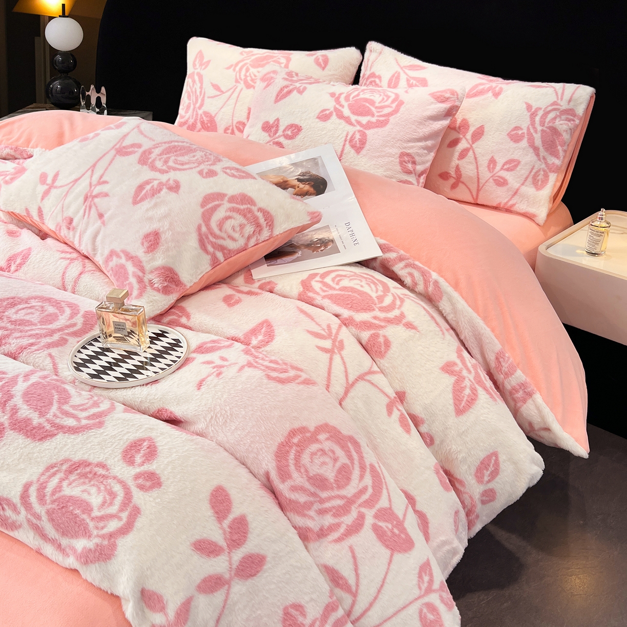 91家纺网 家纺一手货源 找家纺 悦织语 2025新款高克重加厚轻奢獭兔毛美拉德风四件套 兔毛-粉蔷薇