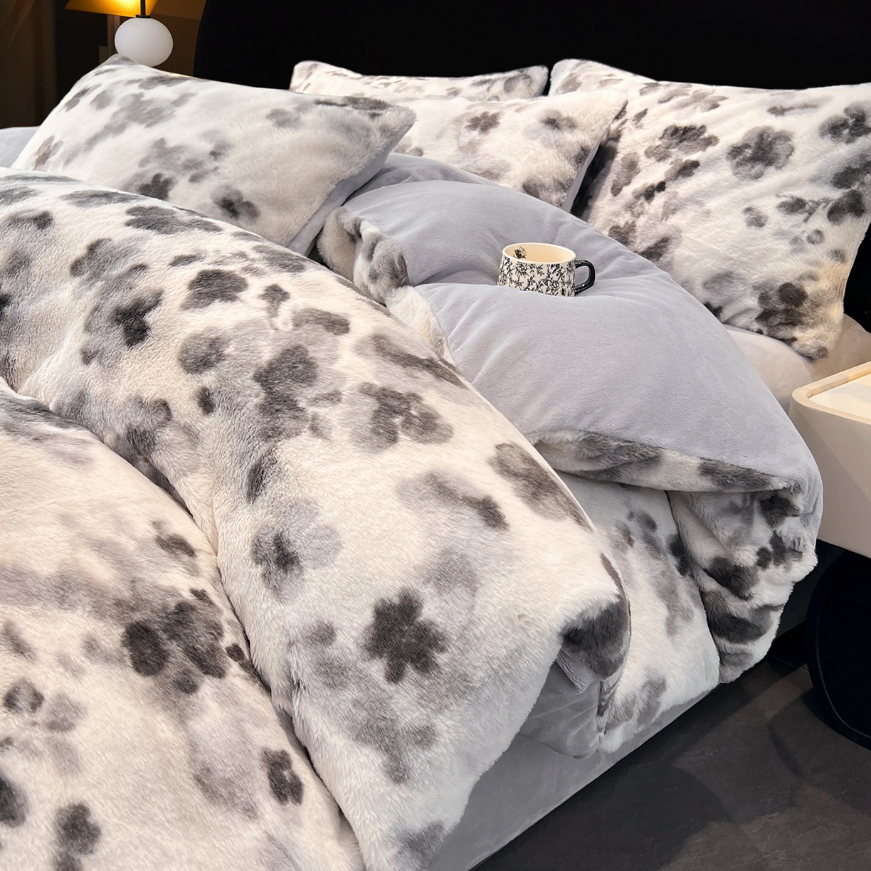 91家纺网 家纺一手货源 找家纺 悦织语 2025新款高克重加厚轻奢獭兔毛美拉德风四件套 兔毛-墨花