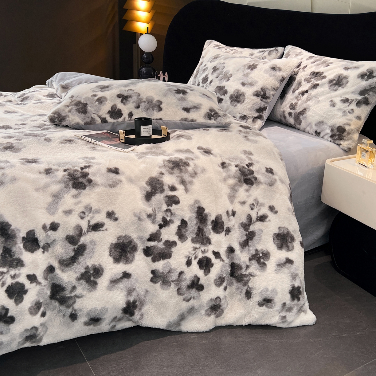 91家纺网 家纺一手货源 找家纺 悦织语 2025新款高克重加厚轻奢獭兔毛美拉德风四件套 兔毛-墨花