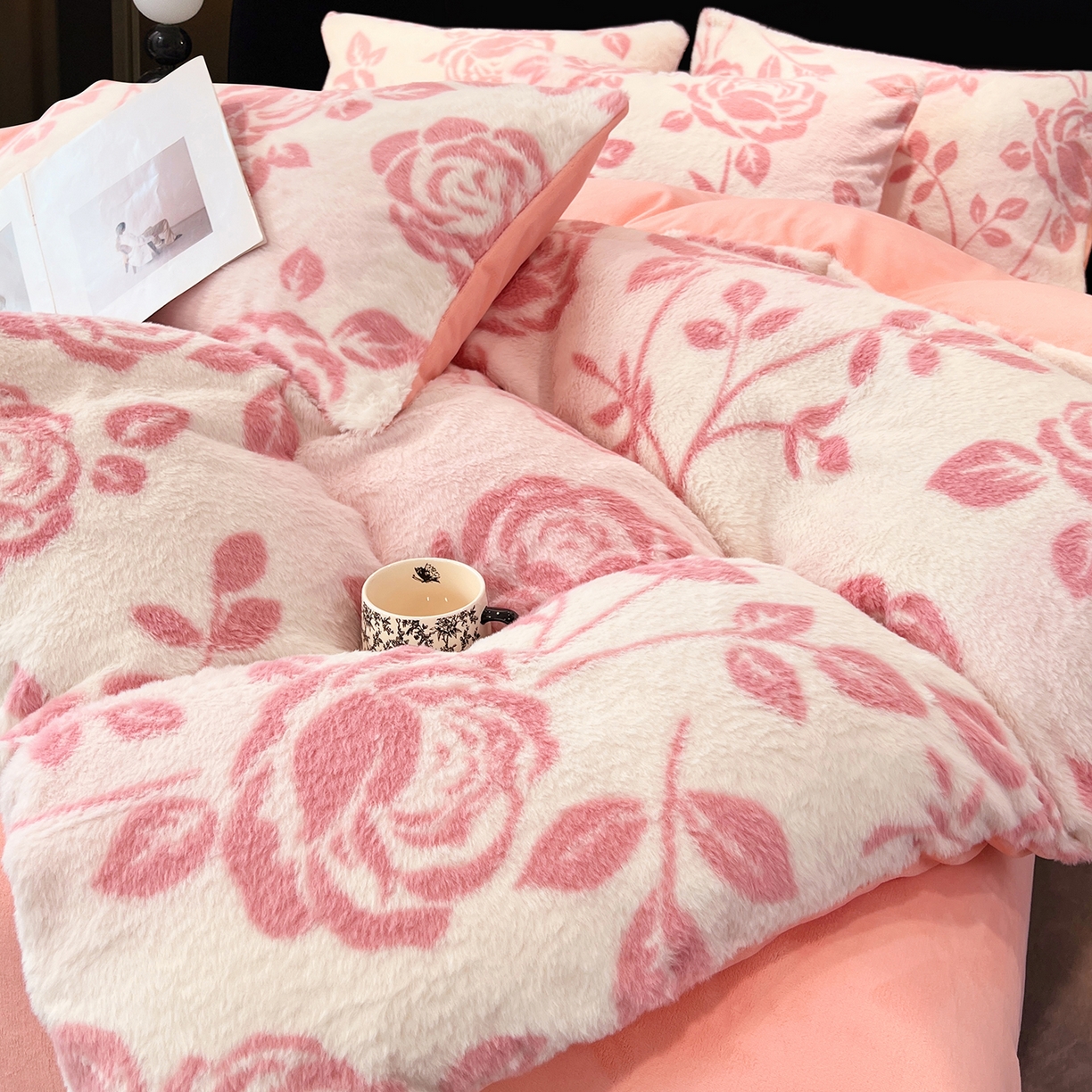 91家纺网 家纺一手货源 找家纺 悦织语 2025新款高克重加厚轻奢獭兔毛美拉德风四件套 兔毛-粉蔷薇