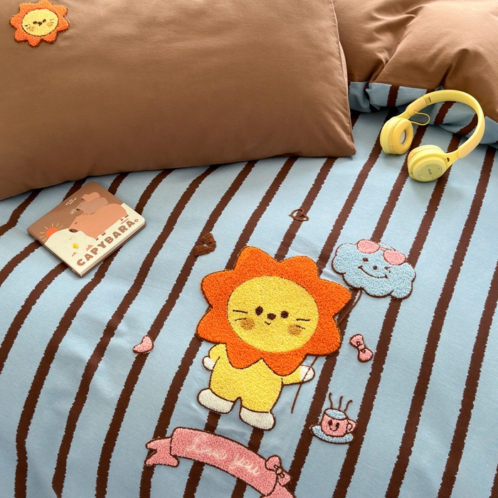 91家纺网 家纺一手货源 找家纺 如意朵 2025新款全棉磨毛卡通毛巾绣四件套（专版花型）-场景二 明星狮子