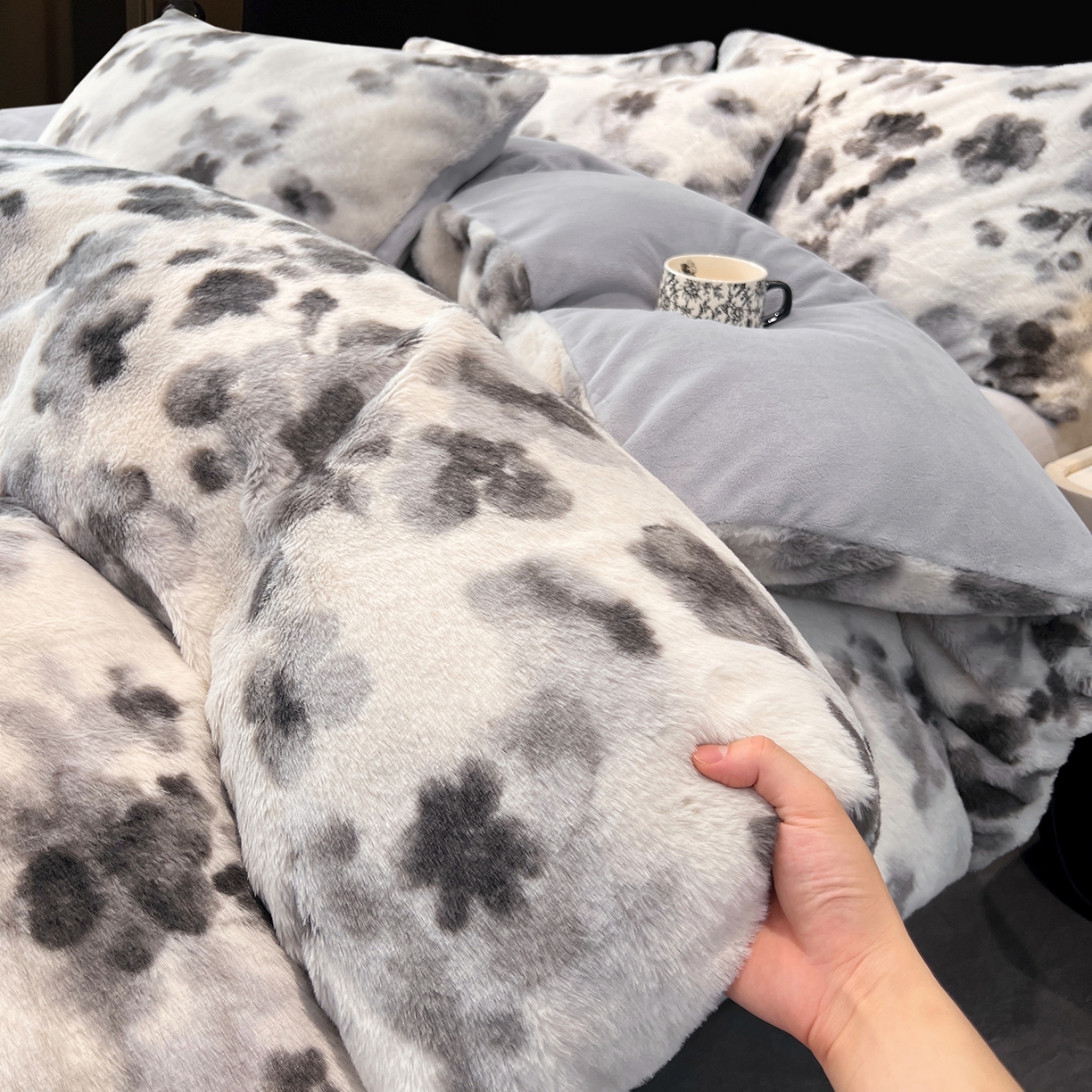 91家纺网 家纺一手货源 找家纺 悦织语 2025新款高克重加厚轻奢獭兔毛美拉德风四件套 兔毛-墨花