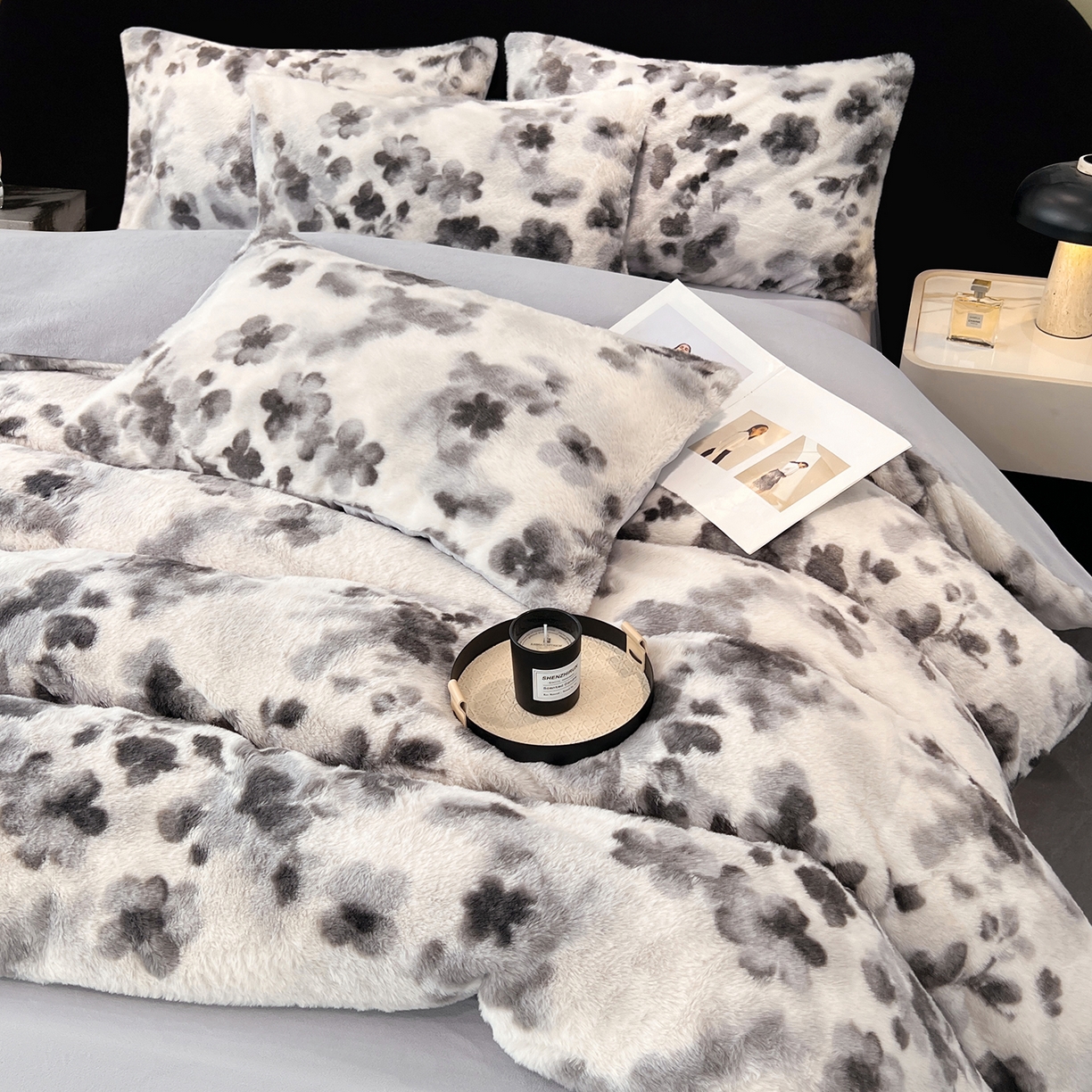 91家纺网 家纺一手货源 找家纺 悦织语 2025新款高克重加厚轻奢獭兔毛美拉德风四件套 兔毛-墨花