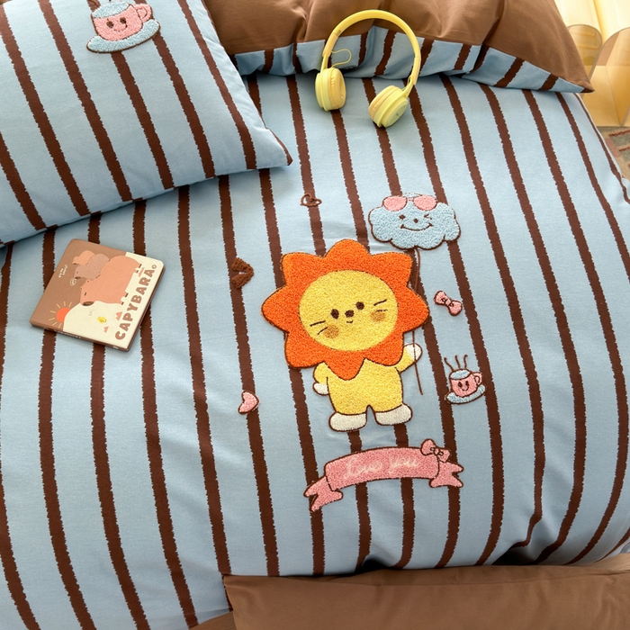 91家纺网 家纺一手货源 找家纺 如意朵 2025新款全棉磨毛卡通毛巾绣四件套（专版花型）-场景二 明星狮子