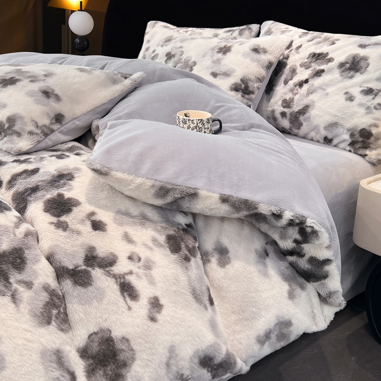 91家纺网 家纺一手货源 找家纺 悦织语 2025新款高克重加厚轻奢獭兔毛美拉德风四件套 兔毛-墨花