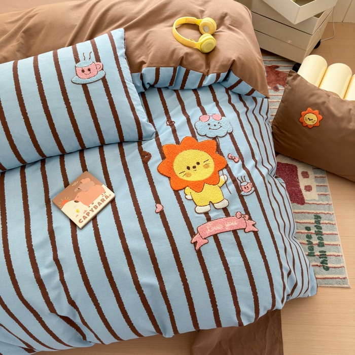 91家纺网 家纺一手货源 找家纺 如意朵 2025新款全棉磨毛卡通毛巾绣四件套（专版花型）-场景二 明星狮子