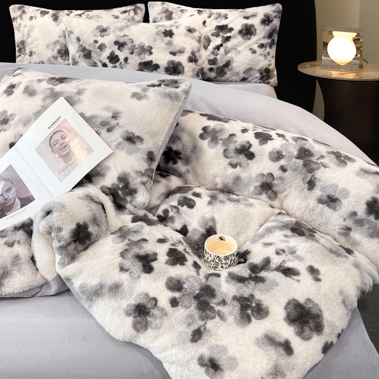 91家纺网 家纺一手货源 找家纺 悦织语 2025新款高克重加厚轻奢獭兔毛美拉德风四件套 兔毛-墨花