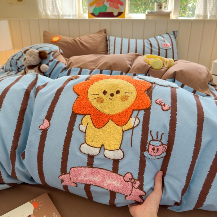 91家纺网 家纺一手货源 找家纺 如意朵 2025新款全棉磨毛卡通毛巾绣四件套（专版花型）-场景二 明星狮子