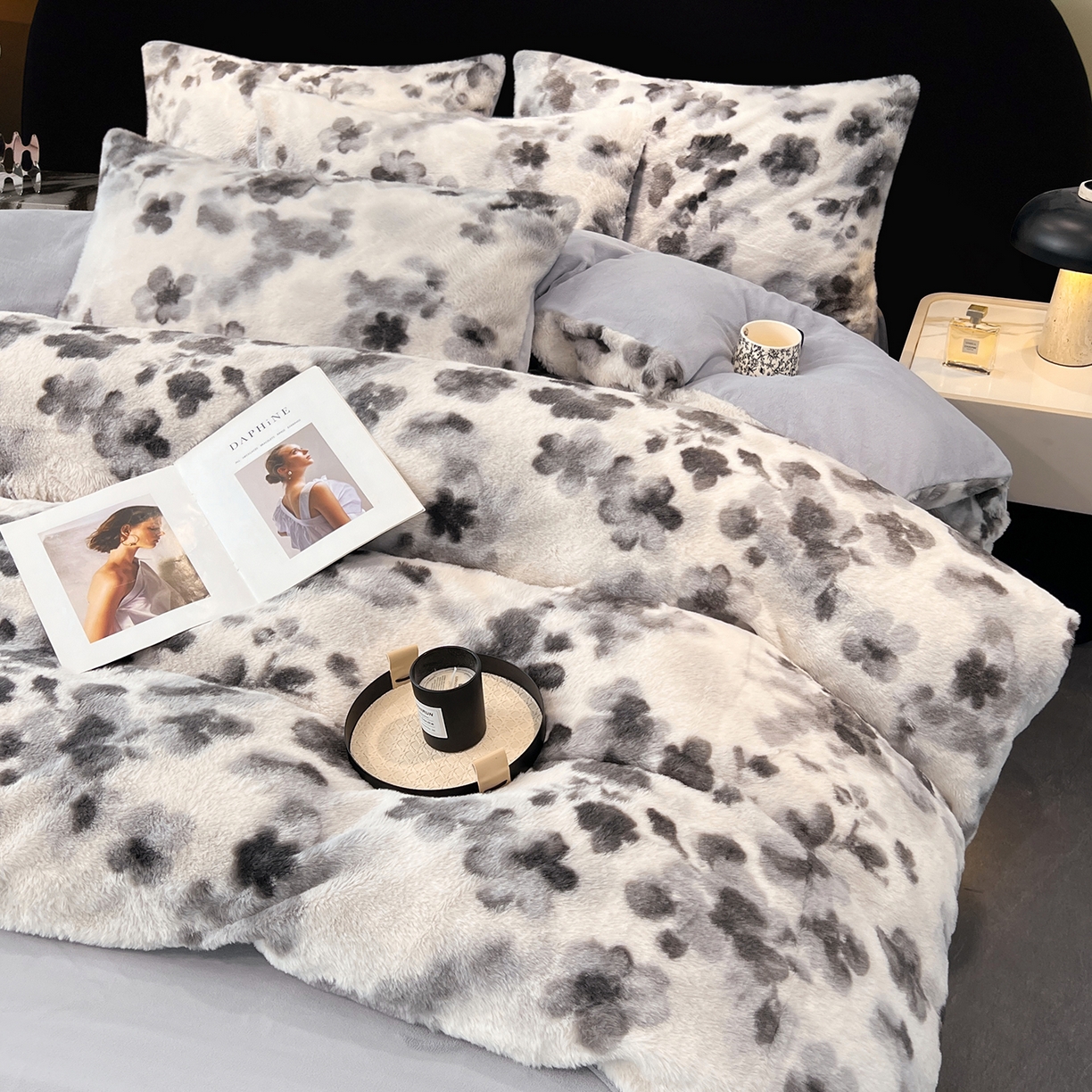 91家纺网 家纺一手货源 找家纺 悦织语 2025新款高克重加厚轻奢獭兔毛美拉德风四件套 兔毛-墨花