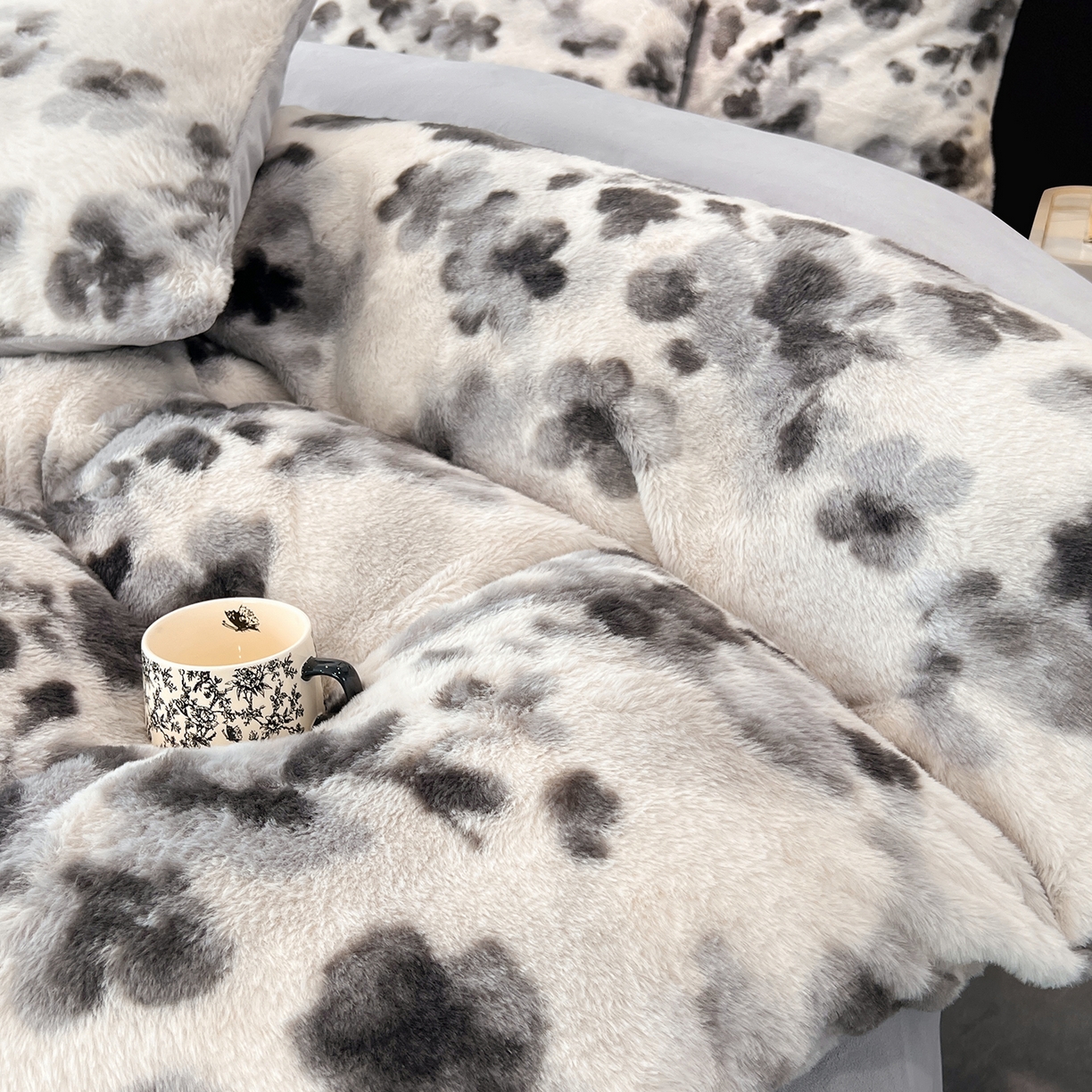 91家纺网 家纺一手货源 找家纺 悦织语 2025新款高克重加厚轻奢獭兔毛美拉德风四件套 兔毛-墨花