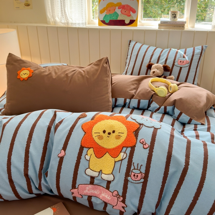 91家纺网 家纺一手货源 找家纺 如意朵 2025新款全棉磨毛卡通毛巾绣四件套（专版花型）-场景二 明星狮子