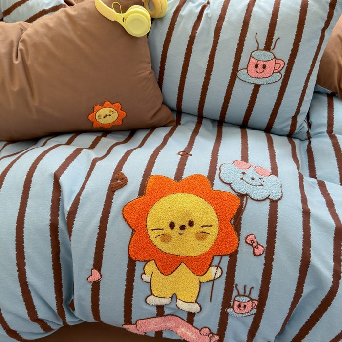 91家纺网 家纺一手货源 找家纺 如意朵 2025新款全棉磨毛卡通毛巾绣四件套（专版花型）-场景二 明星狮子