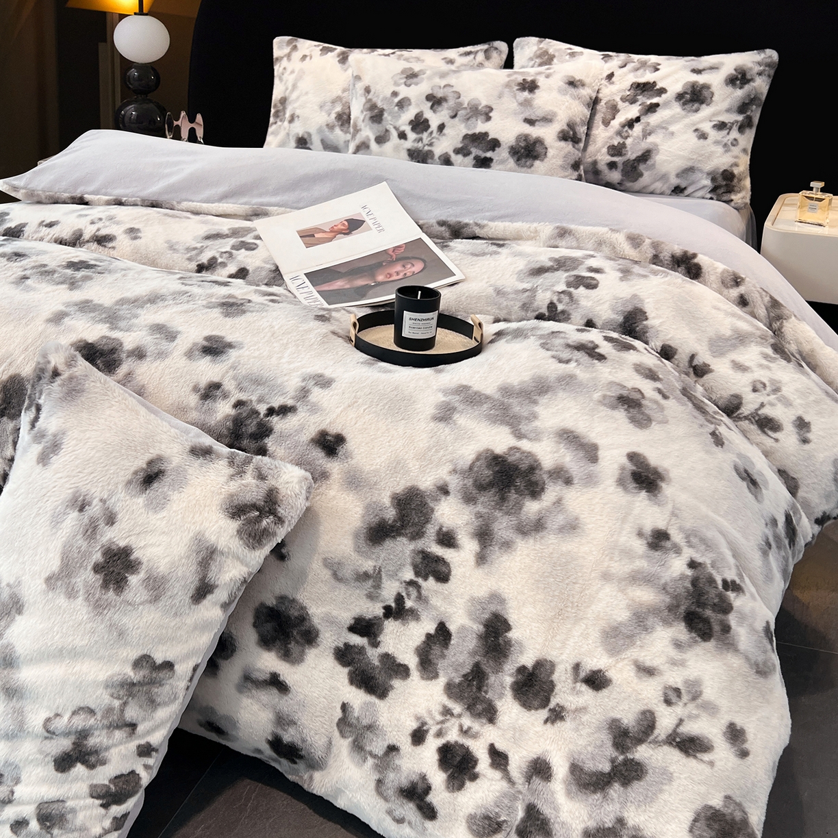 91家纺网 家纺一手货源 找家纺 悦织语 2025新款高克重加厚轻奢獭兔毛美拉德风四件套 兔毛-墨花