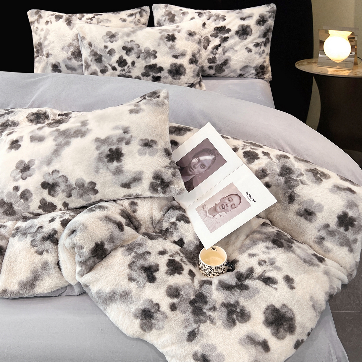 91家纺网 家纺一手货源 找家纺 悦织语 2025新款高克重加厚轻奢獭兔毛美拉德风四件套 兔毛-墨花