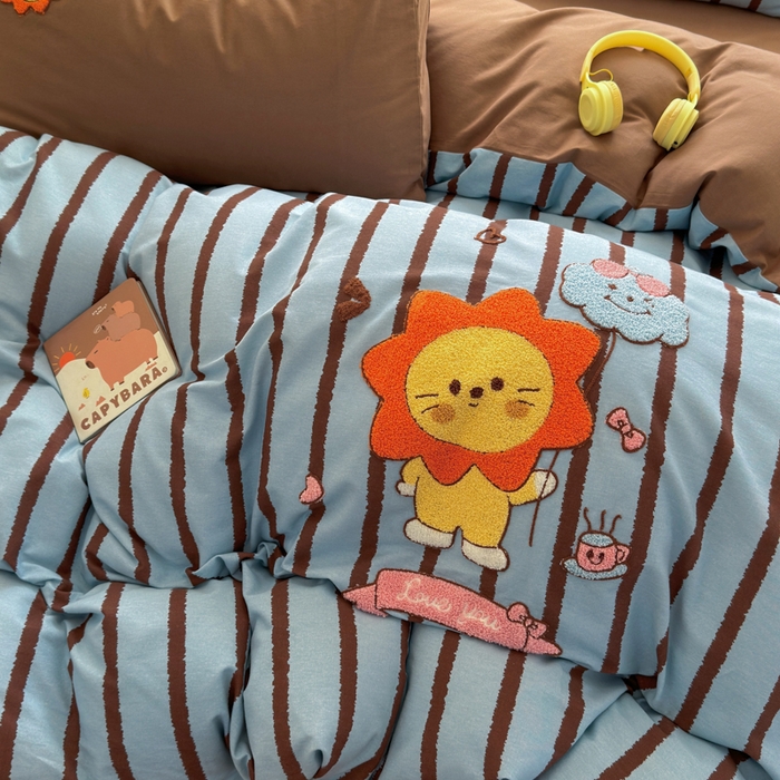 91家纺网 家纺一手货源 找家纺 如意朵 2025新款全棉磨毛卡通毛巾绣四件套（专版花型）-场景二 明星狮子