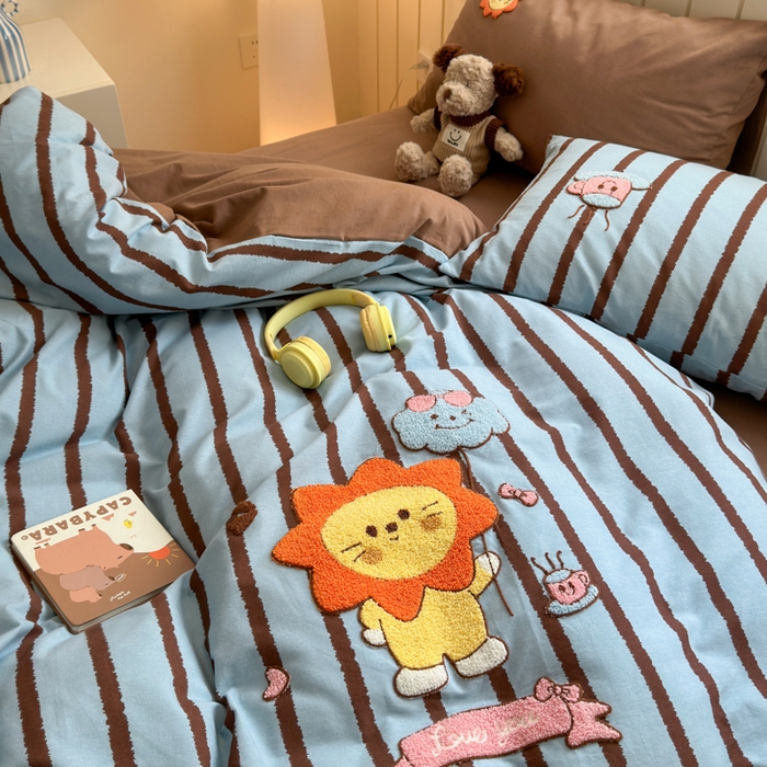 91家纺网 家纺一手货源 找家纺 如意朵 2025新款全棉磨毛卡通毛巾绣四件套（专版花型）-场景二 明星狮子