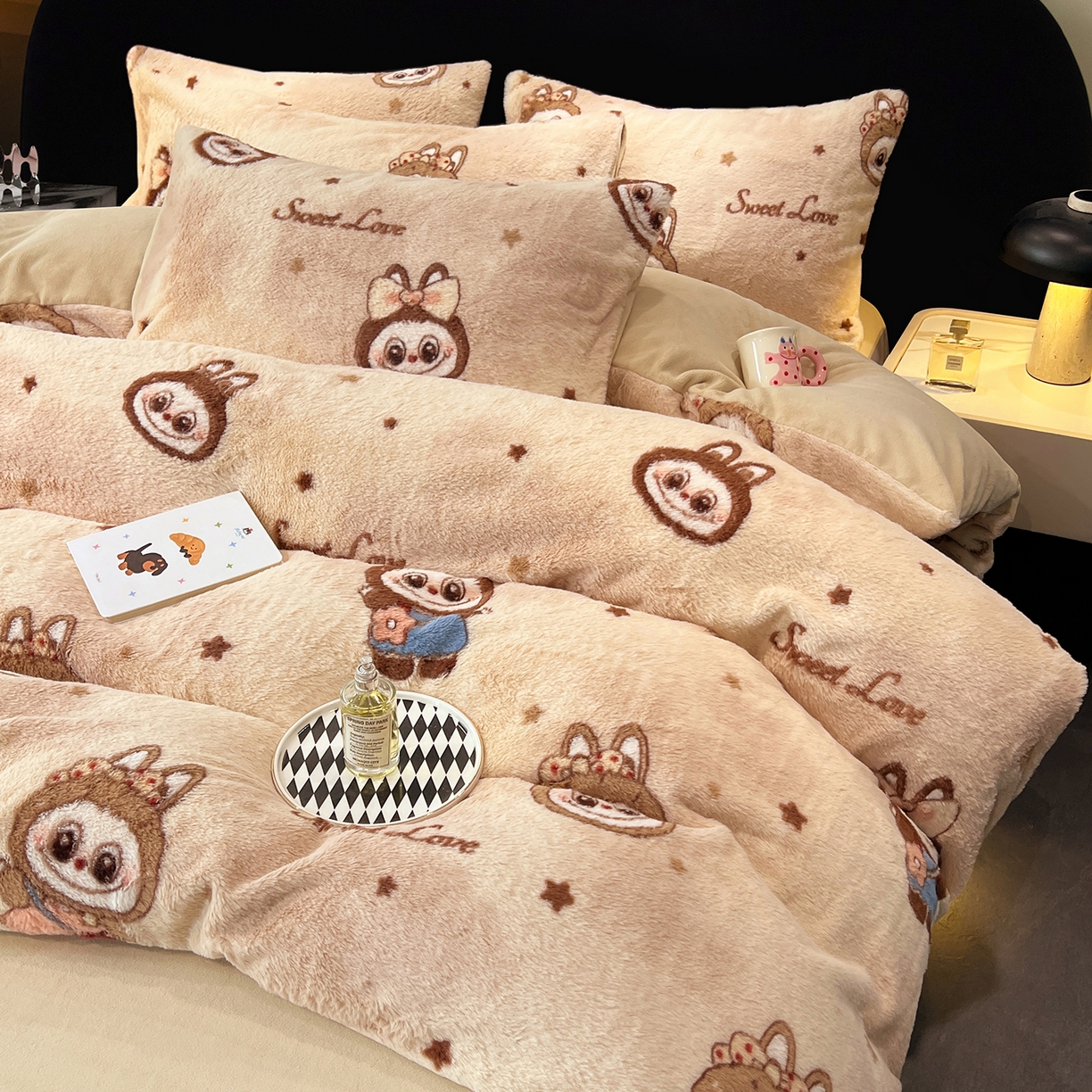 91家纺网 家纺一手货源 找家纺 悦织语 2025新款高克重加厚轻奢獭兔毛美拉德风四件套 兔毛-拉布布