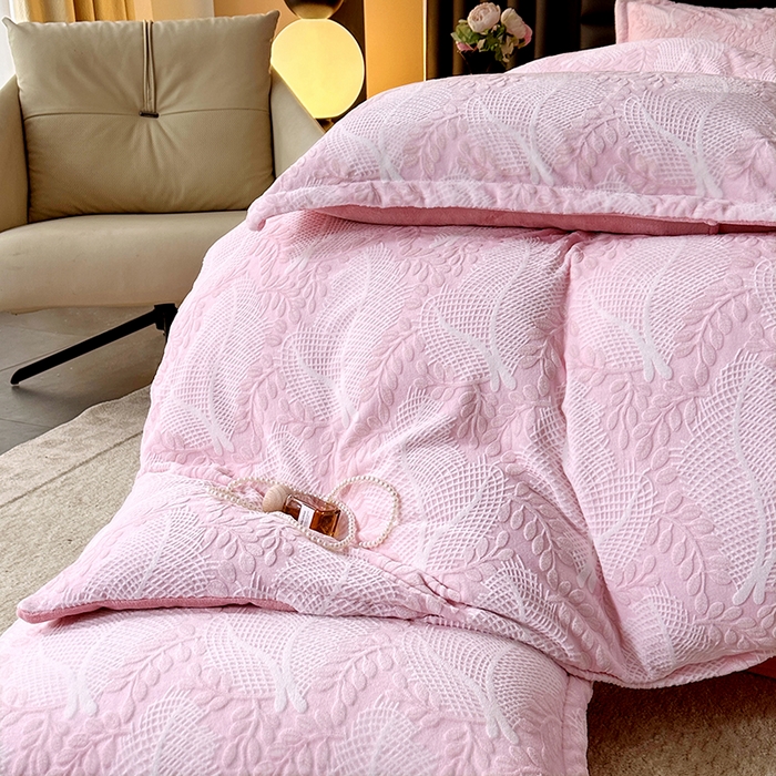 91家纺网 家纺一手货源 找家纺 家贝爱 2025新款230克烂花雕花牛奶绒四件套 芳草粉