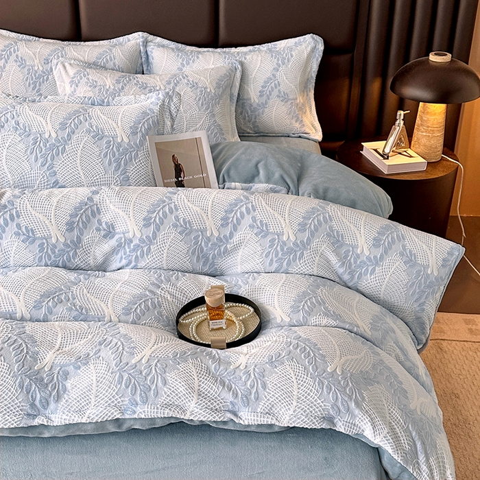 91家纺网 家纺一手货源 找家纺 家贝爱 2025新款230克烂花雕花牛奶绒四件套 芳草蓝