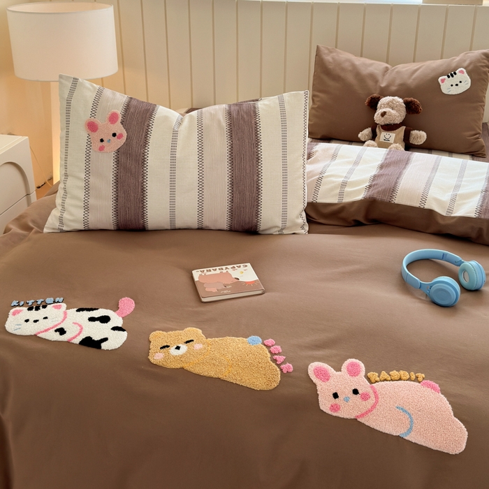 91家纺网 家纺一手货源 找家纺 如意朵 2025新款全棉磨毛卡通毛巾绣四件套（专版花型）-场景二 趴趴乐