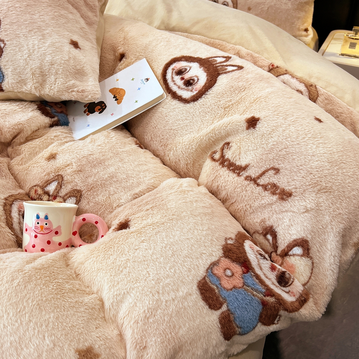 91家纺网 家纺一手货源 找家纺 悦织语 2025新款高克重加厚轻奢獭兔毛美拉德风四件套 兔毛-拉布布