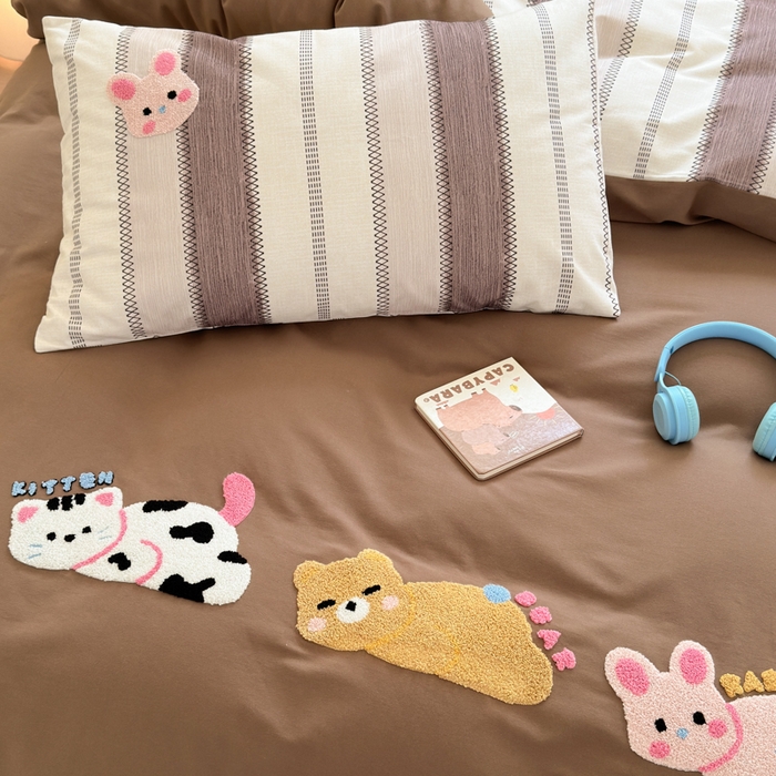 91家纺网 家纺一手货源 找家纺 如意朵 2025新款全棉磨毛卡通毛巾绣四件套（专版花型）-场景二 趴趴乐