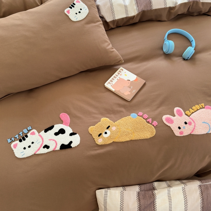 91家纺网 家纺一手货源 找家纺 如意朵 2025新款全棉磨毛卡通毛巾绣四件套（专版花型）-场景二 趴趴乐