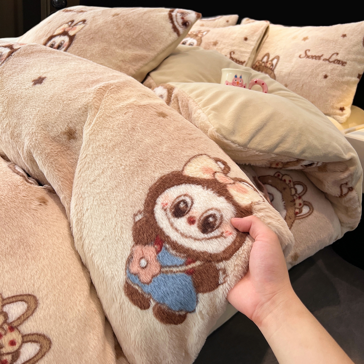 91家纺网 家纺一手货源 找家纺 悦织语 2025新款高克重加厚轻奢獭兔毛美拉德风四件套 兔毛-拉布布