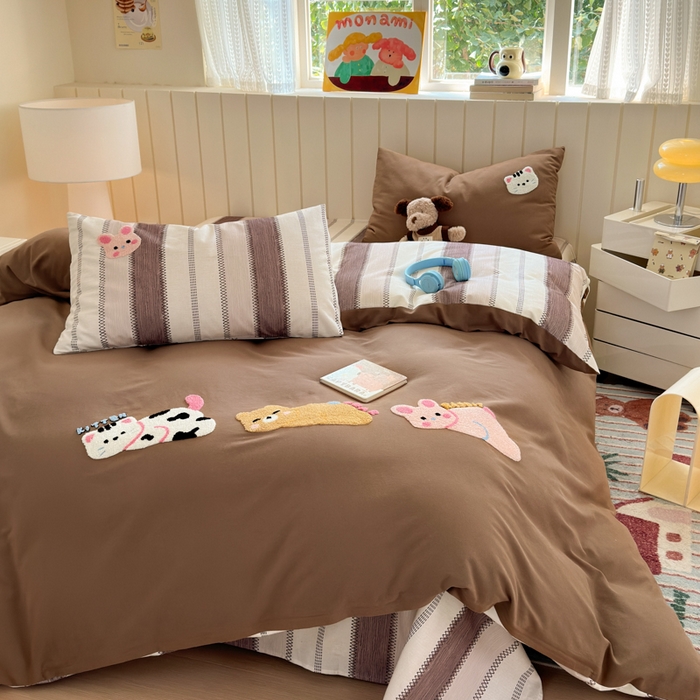 91家纺网 家纺一手货源 找家纺 如意朵 2025新款全棉磨毛卡通毛巾绣四件套（专版花型）-场景二 趴趴乐