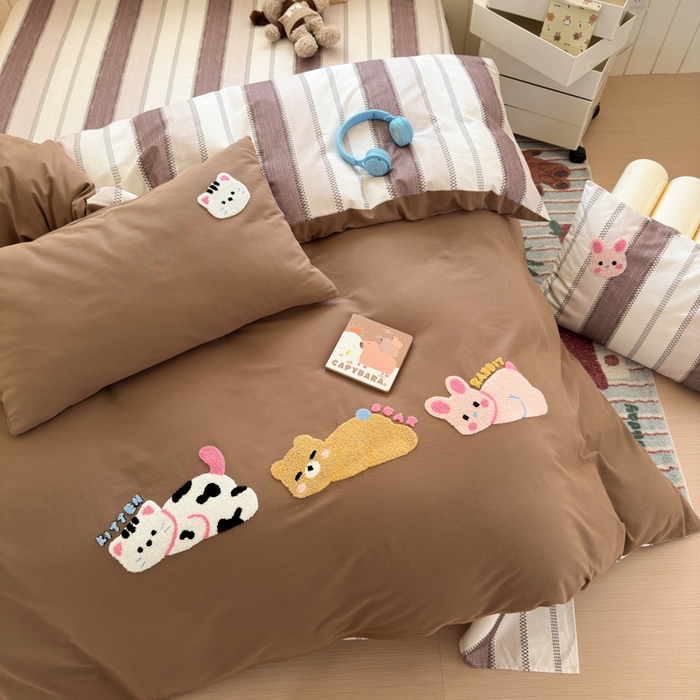 91家纺网 家纺一手货源 找家纺 如意朵 2025新款全棉磨毛卡通毛巾绣四件套（专版花型）-场景二 趴趴乐