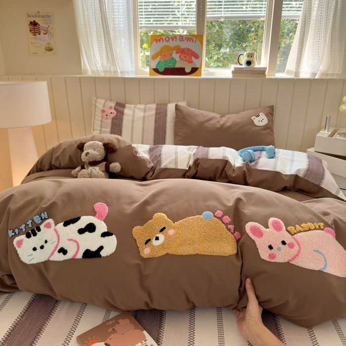 91家纺网 家纺一手货源 找家纺 如意朵 2025新款全棉磨毛卡通毛巾绣四件套（专版花型）-场景二 趴趴乐