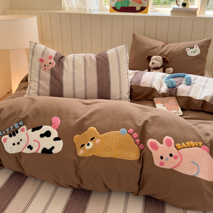 91家纺网 家纺一手货源 找家纺 如意朵 2025新款全棉磨毛卡通毛巾绣四件套（专版花型）-场景二 趴趴乐