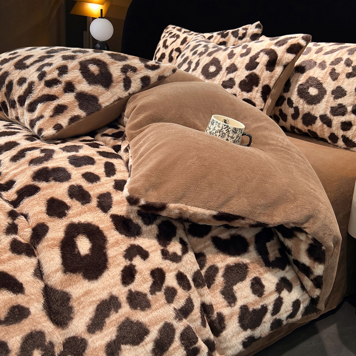 91家纺网 家纺一手货源 找家纺 悦织语 2025新款高克重加厚轻奢獭兔毛美拉德风四件套 兔毛-豹纹