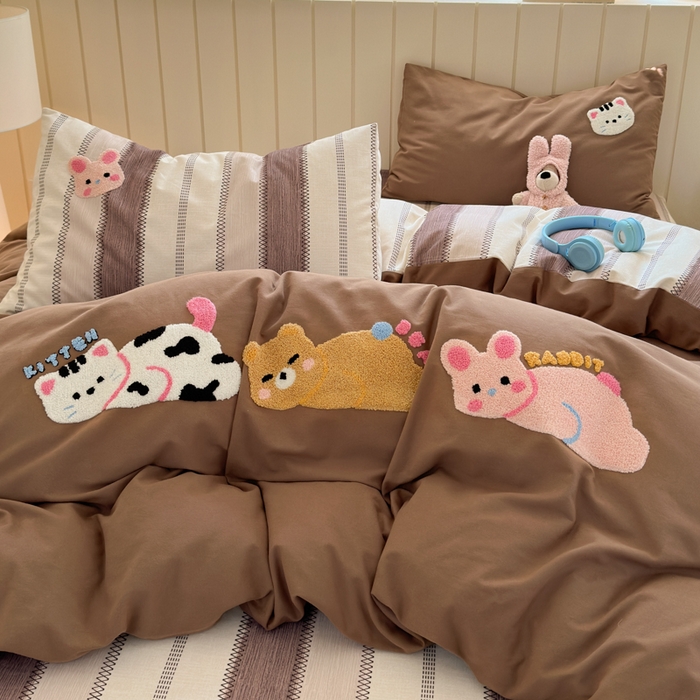 91家纺网 家纺一手货源 找家纺 如意朵 2025新款全棉磨毛卡通毛巾绣四件套（专版花型）-场景二 趴趴乐