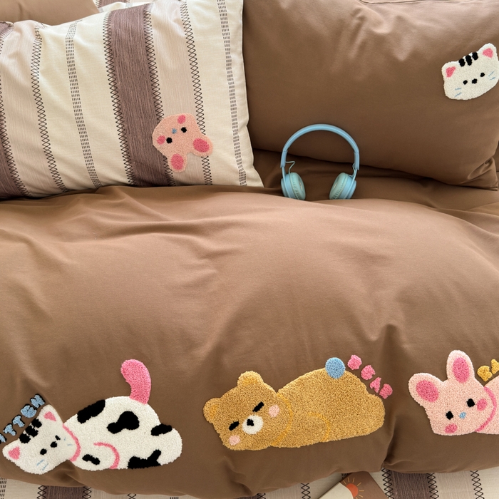 91家纺网 家纺一手货源 找家纺 如意朵 2025新款全棉磨毛卡通毛巾绣四件套（专版花型）-场景二 趴趴乐