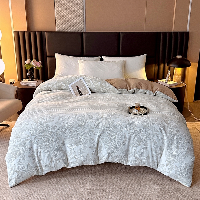 91家纺网 家纺一手货源 找家纺 家贝爱 2025新款230克烂花雕花牛奶绒四件套 叶繁灰