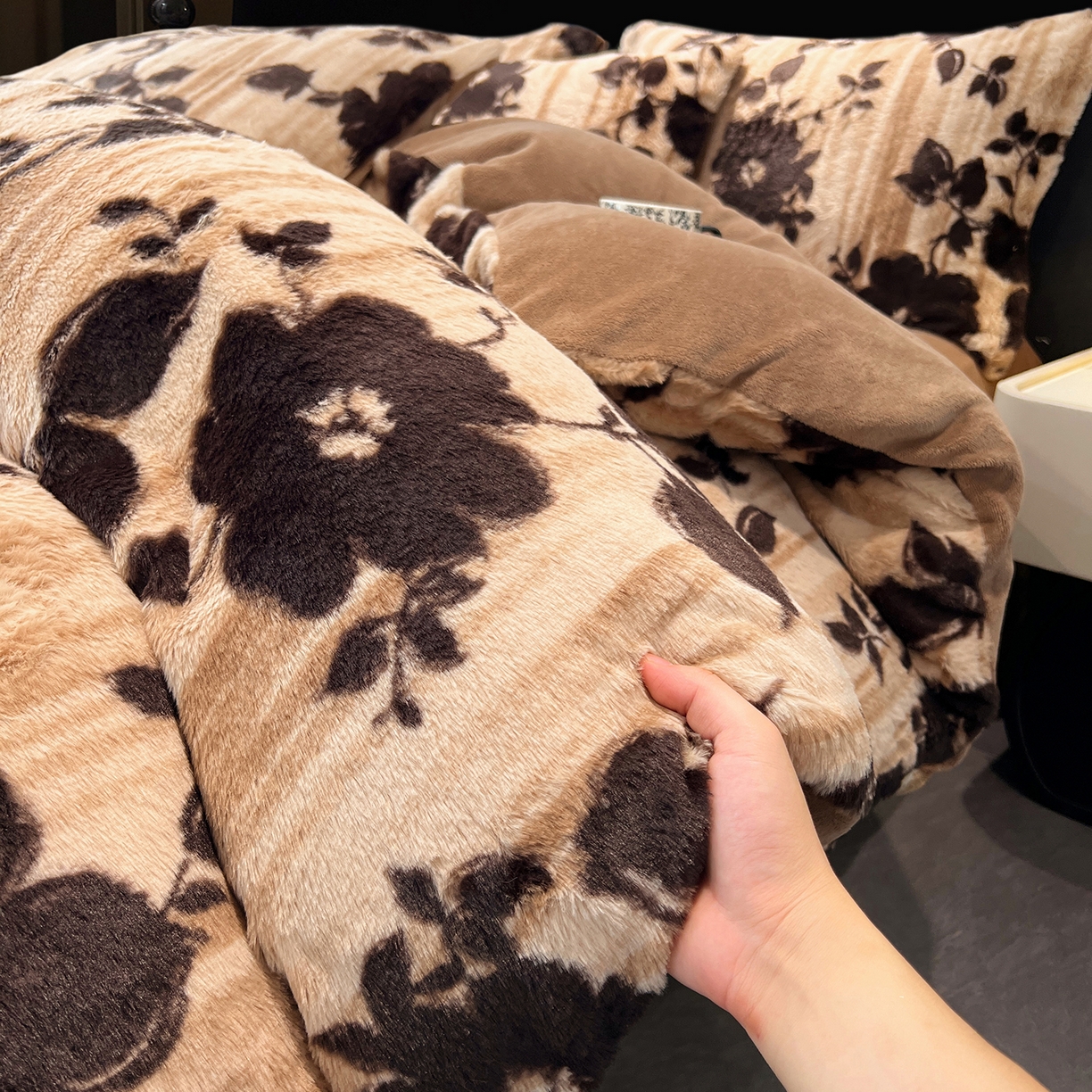 91家纺网 家纺一手货源 找家纺 （总）悦织语 2025新款高克重加厚轻奢獭兔毛美拉德风四件套