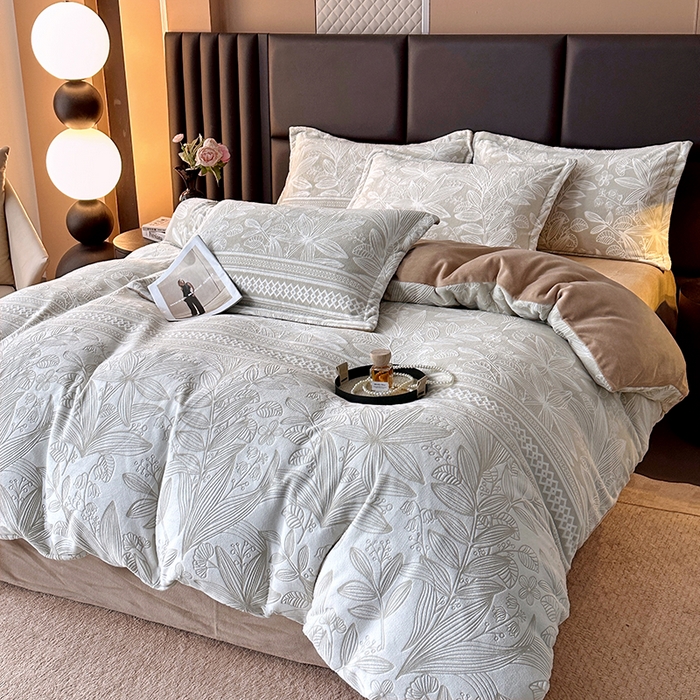 91家纺网 家纺一手货源 找家纺 家贝爱 2025新款230克烂花雕花牛奶绒四件套 叶繁灰