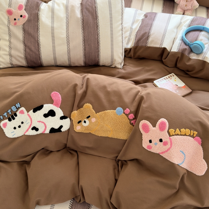 91家纺网 家纺一手货源 找家纺 如意朵 2025新款全棉磨毛卡通毛巾绣四件套（专版花型）-场景二 趴趴乐