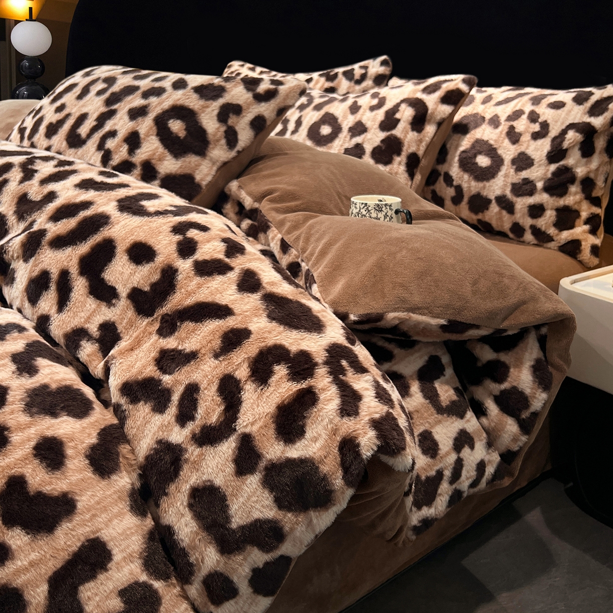 91家纺网 家纺一手货源 找家纺 悦织语 2025新款高克重加厚轻奢獭兔毛美拉德风四件套 兔毛-豹纹