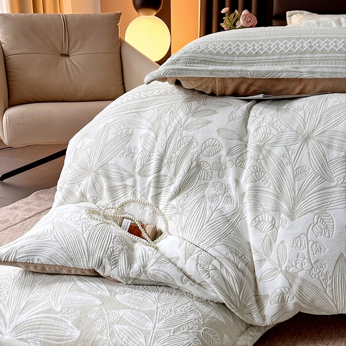 91家纺网 家纺一手货源 找家纺 家贝爱 2025新款230克烂花雕花牛奶绒四件套 叶繁灰