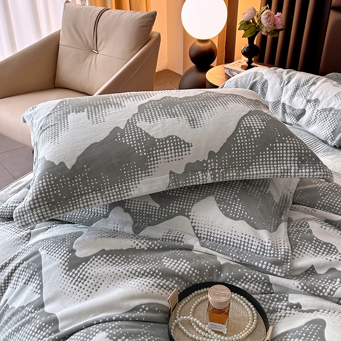 91家纺网 家纺一手货源 找家纺 家贝爱 2025新款230克烂花雕花牛奶绒四件套 诗情画意灰