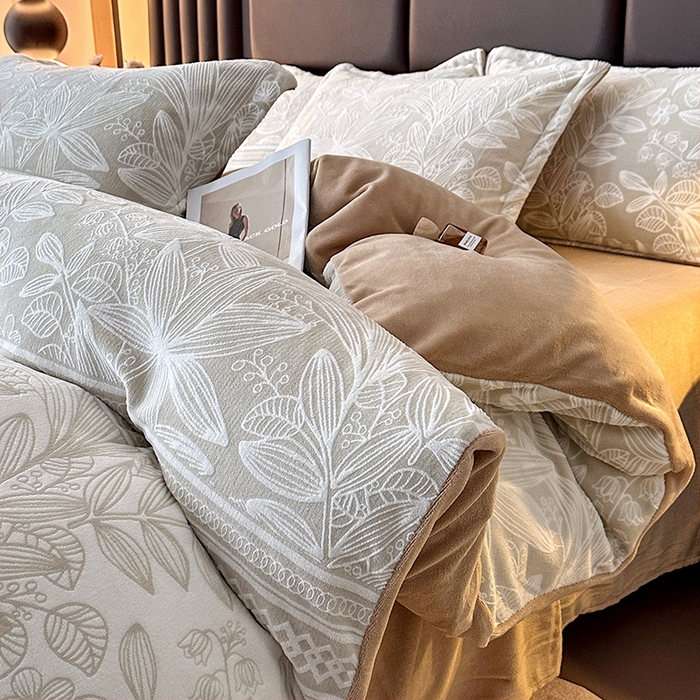 91家纺网 家纺一手货源 找家纺 家贝爱 2025新款230克烂花雕花牛奶绒四件套 叶繁灰