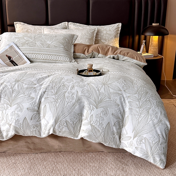 91家纺网 家纺一手货源 找家纺 家贝爱 2025新款230克烂花雕花牛奶绒四件套 叶繁灰