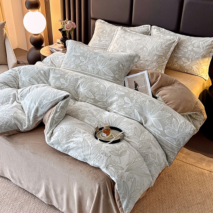 91家纺网 家纺一手货源 找家纺 家贝爱 2025新款230克烂花雕花牛奶绒四件套 叶繁灰