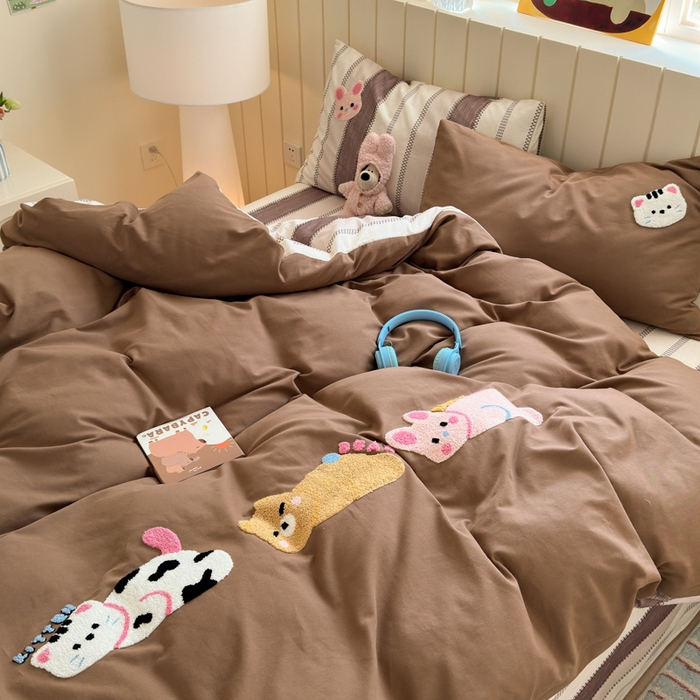 91家纺网 家纺一手货源 找家纺 如意朵 2025新款全棉磨毛卡通毛巾绣四件套（专版花型）-场景二 趴趴乐